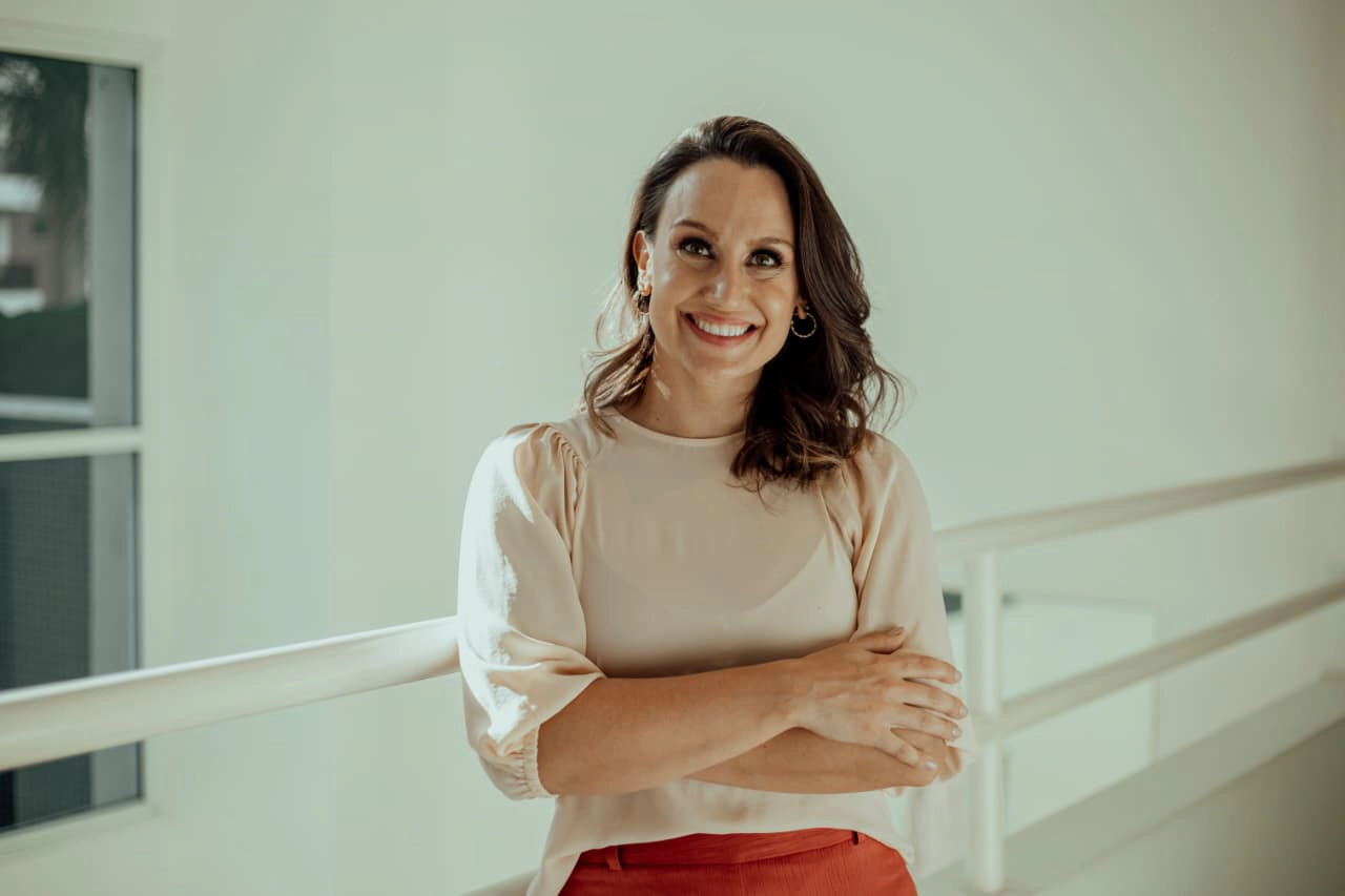 Retrato da Dra. Leticia Januario em ambiente clinico claro e acolhedor.