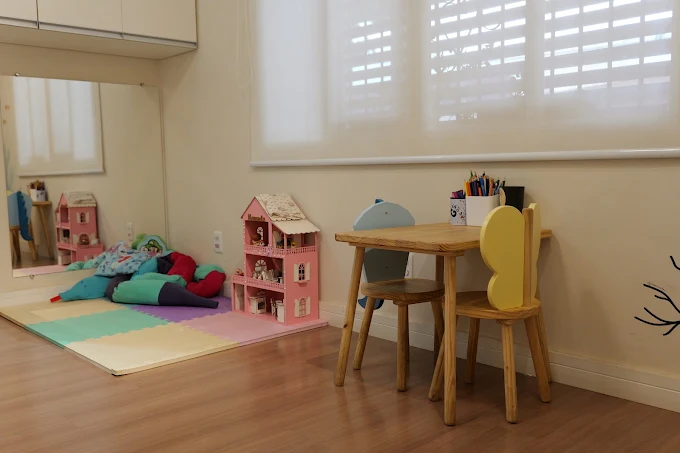 Ambiente de atendimento pediátrico no Espaço A.colher, em Paulínia, com clima tranquilo e acolhedor.